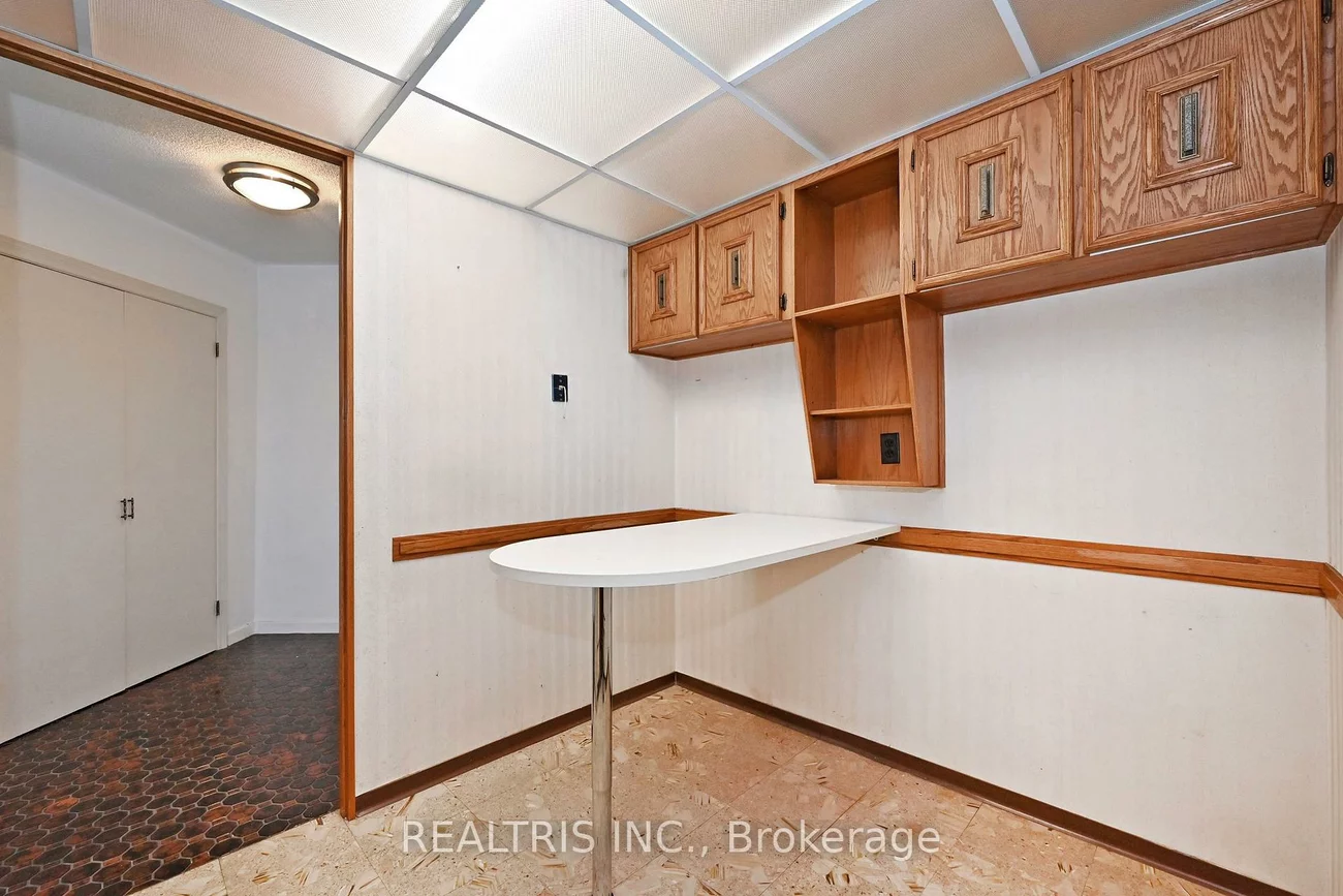 2323, Confederation, Cooksville, Mississauga