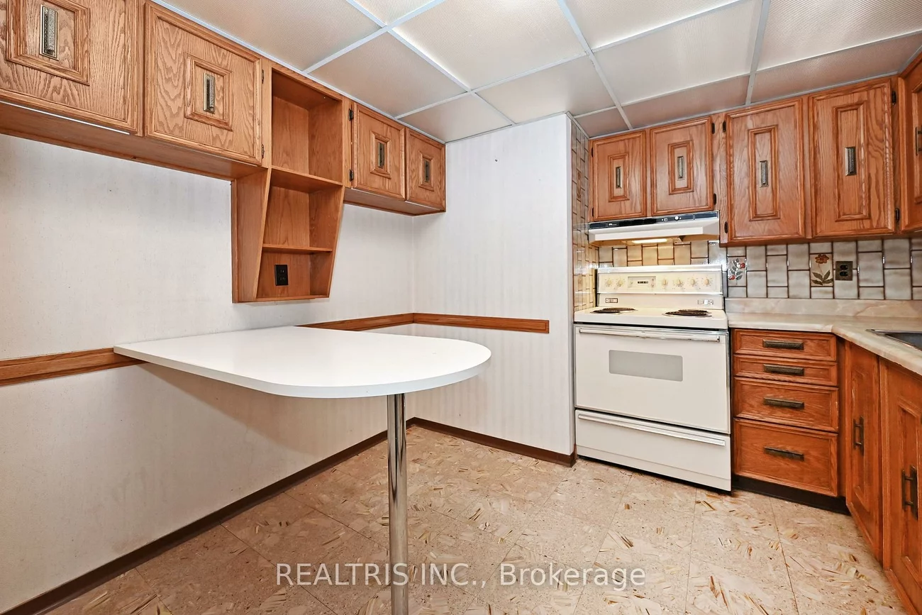 2323, Confederation, Cooksville, Mississauga