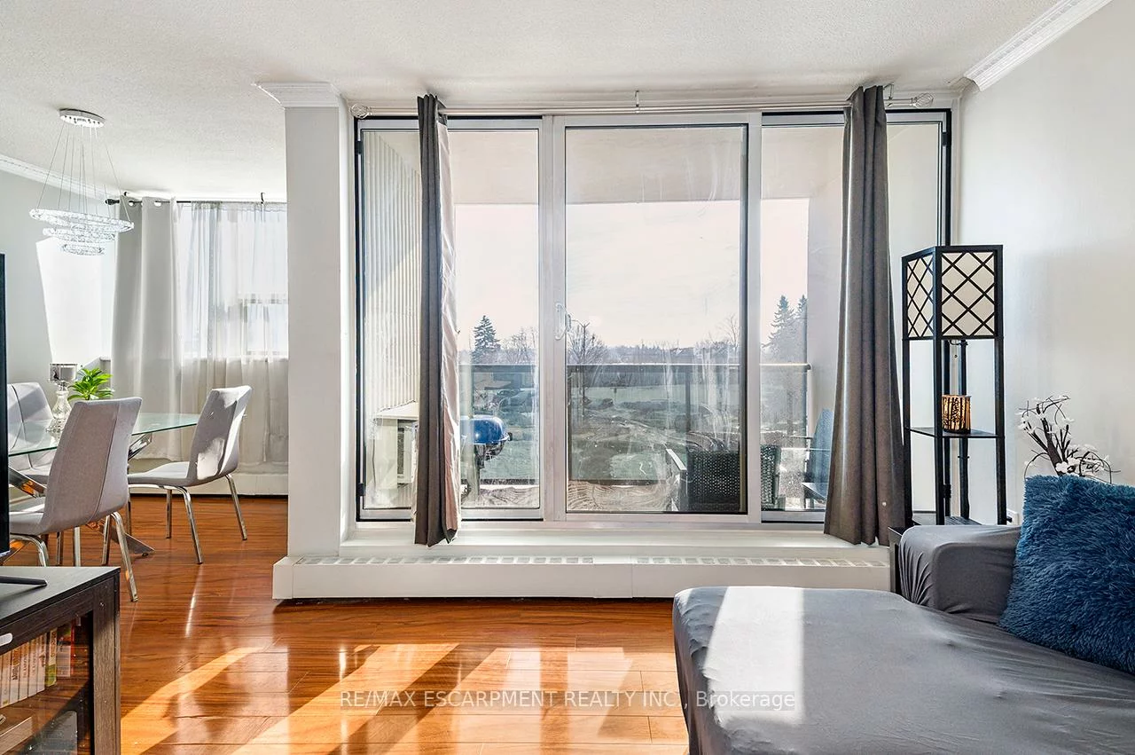 530, Lolita, Mississauga Valleys, Mississauga