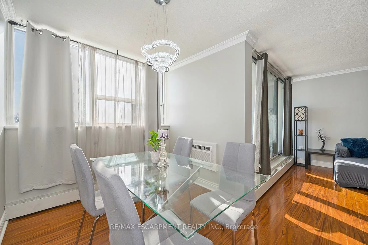 530, Lolita, Mississauga Valleys, Mississauga