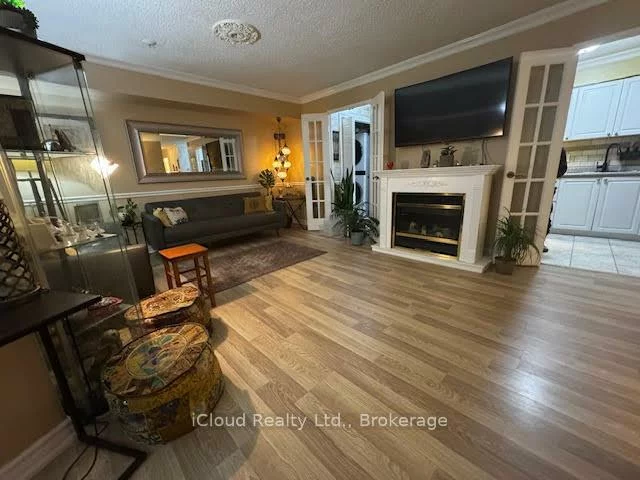 50, Elm, Mississauga Valleys, Mississauga