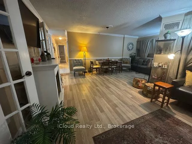 50, Elm, Mississauga Valleys, Mississauga