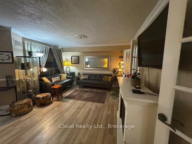 50, Elm, Mississauga Valleys, Mississauga