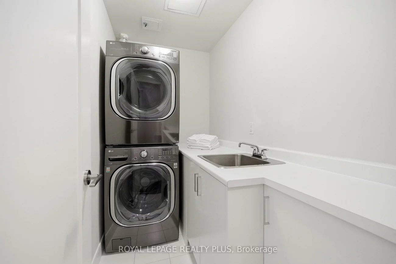 1575, Lakeshore, Clarkson, Mississauga