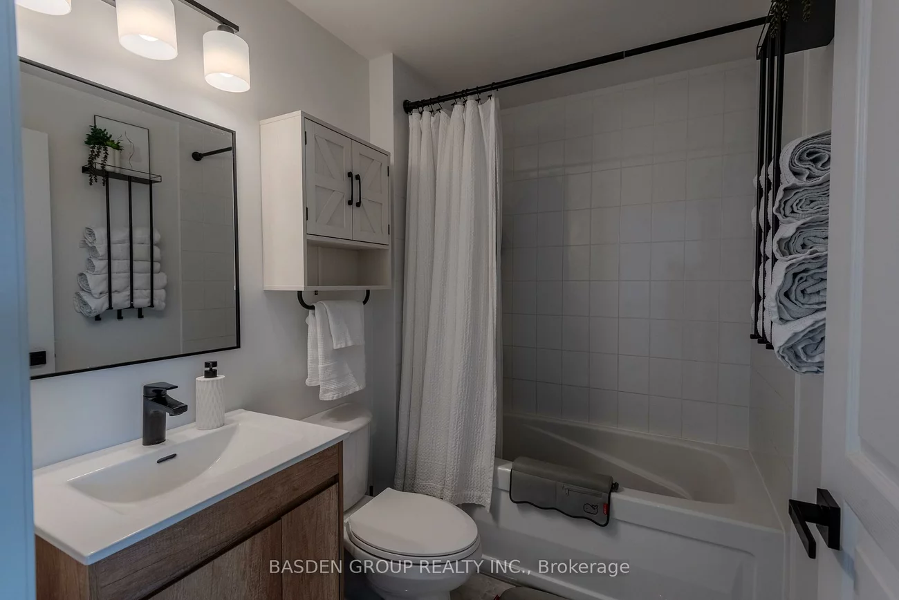 220, Burnhamthorpe, City Centre, Mississauga