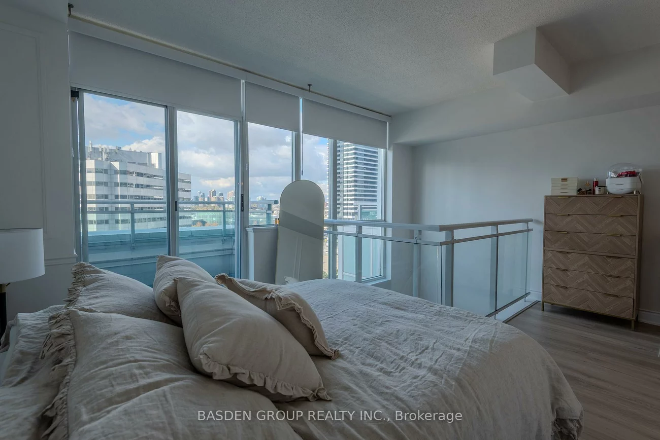 220, Burnhamthorpe, City Centre, Mississauga