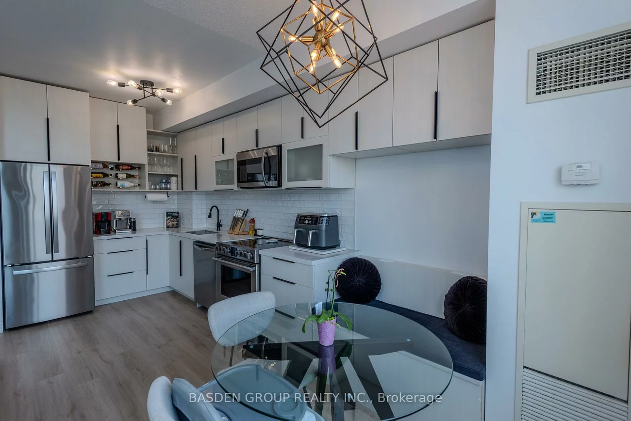 220, Burnhamthorpe, City Centre, Mississauga