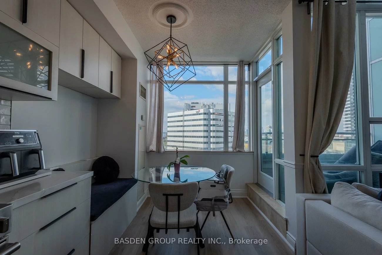 220, Burnhamthorpe, City Centre, Mississauga