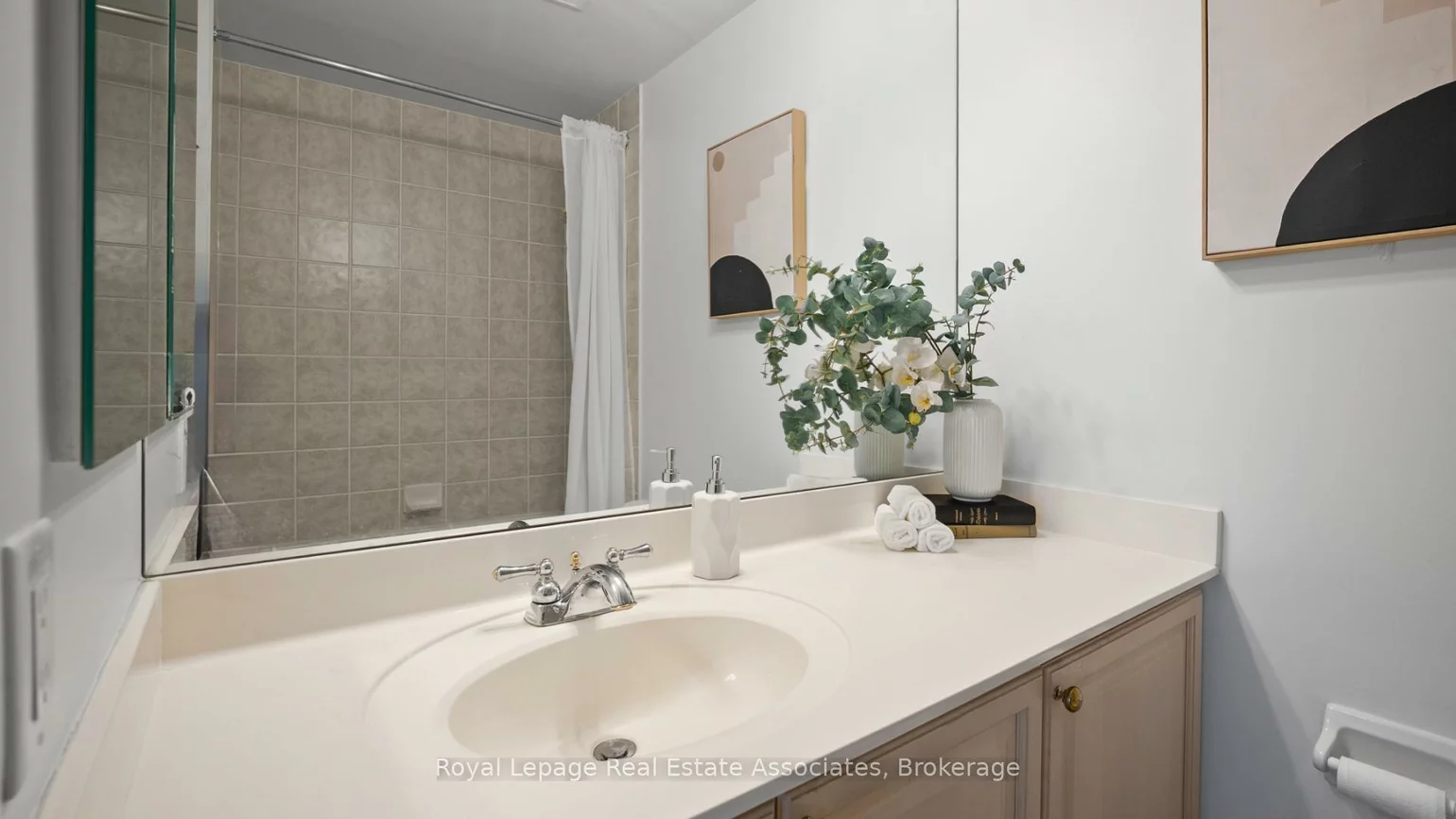 25, Kingsbridge Garden, Hurontario, Mississauga