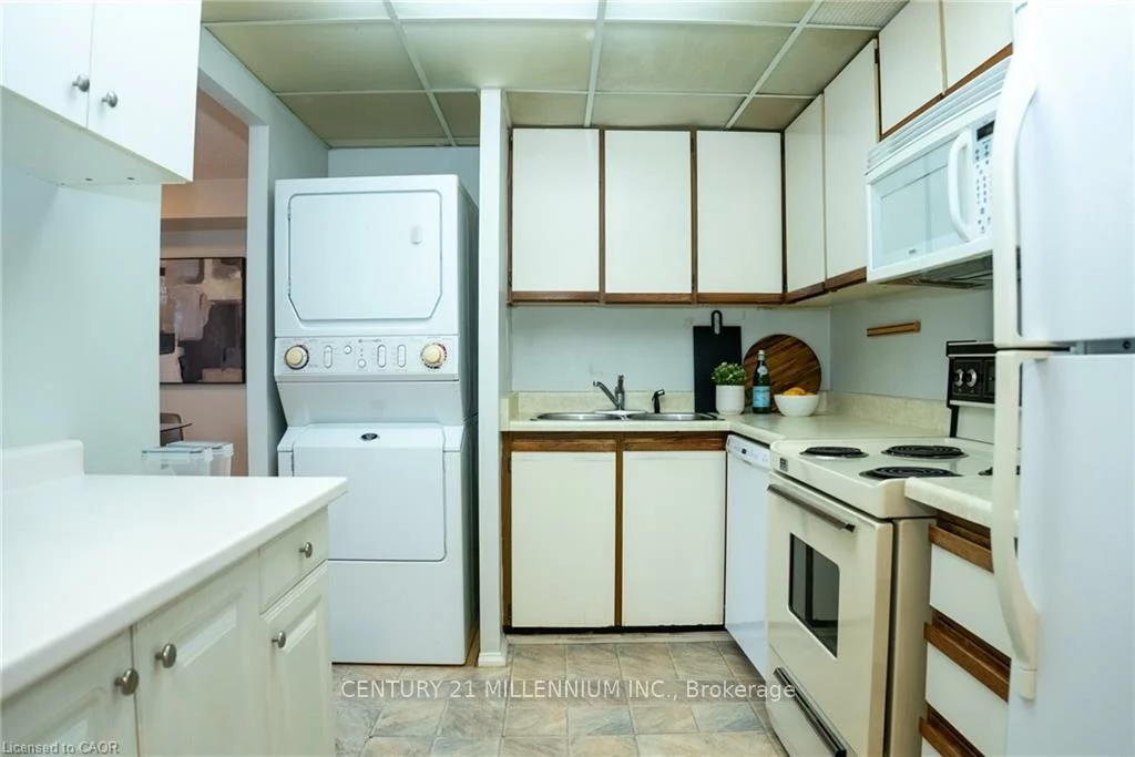 3700, Kaneff, Mississauga Valleys, Mississauga