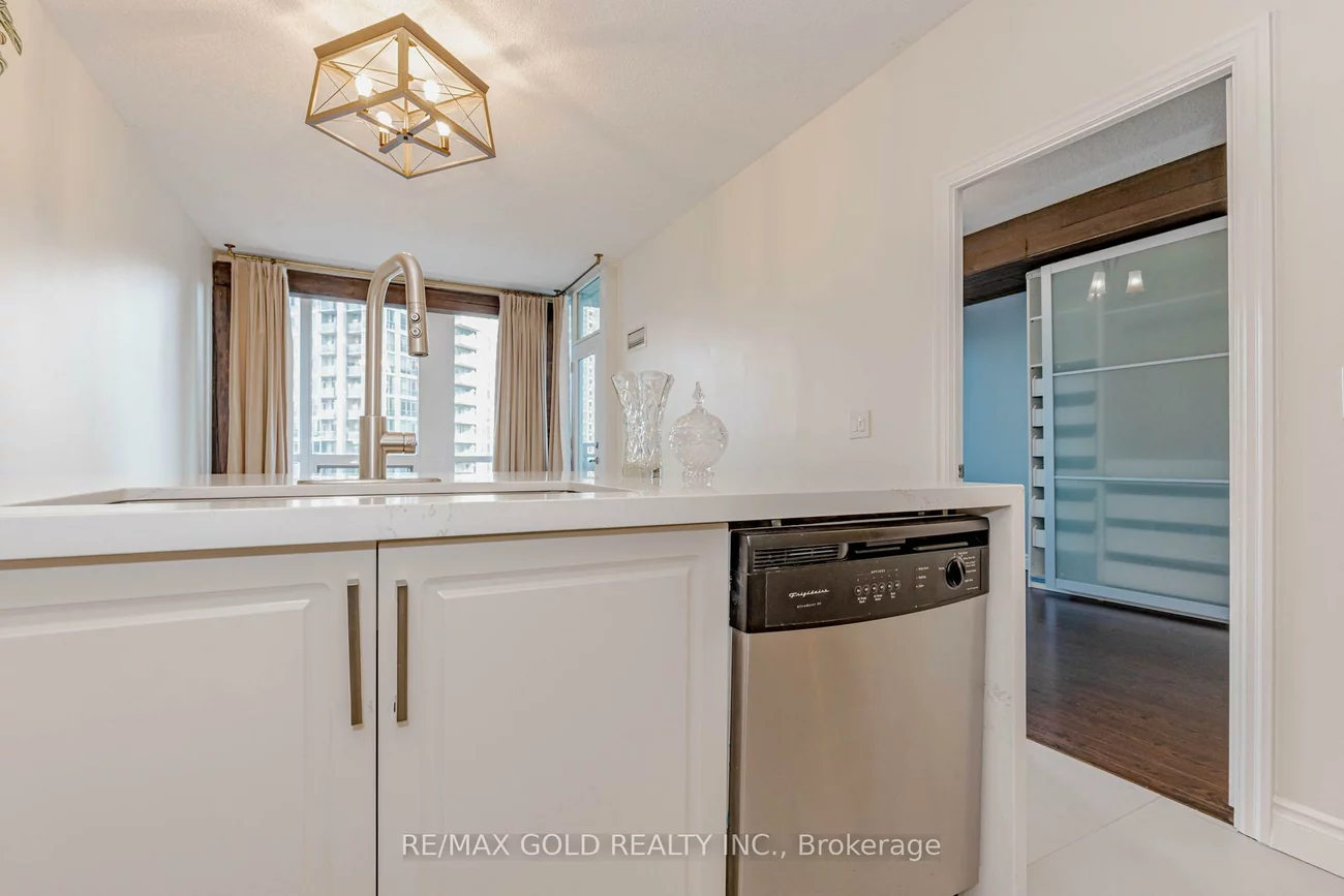 220, Burnhamthorpe, City Centre, Mississauga