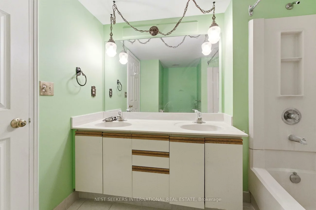 880, Dundas, Erindale, Mississauga