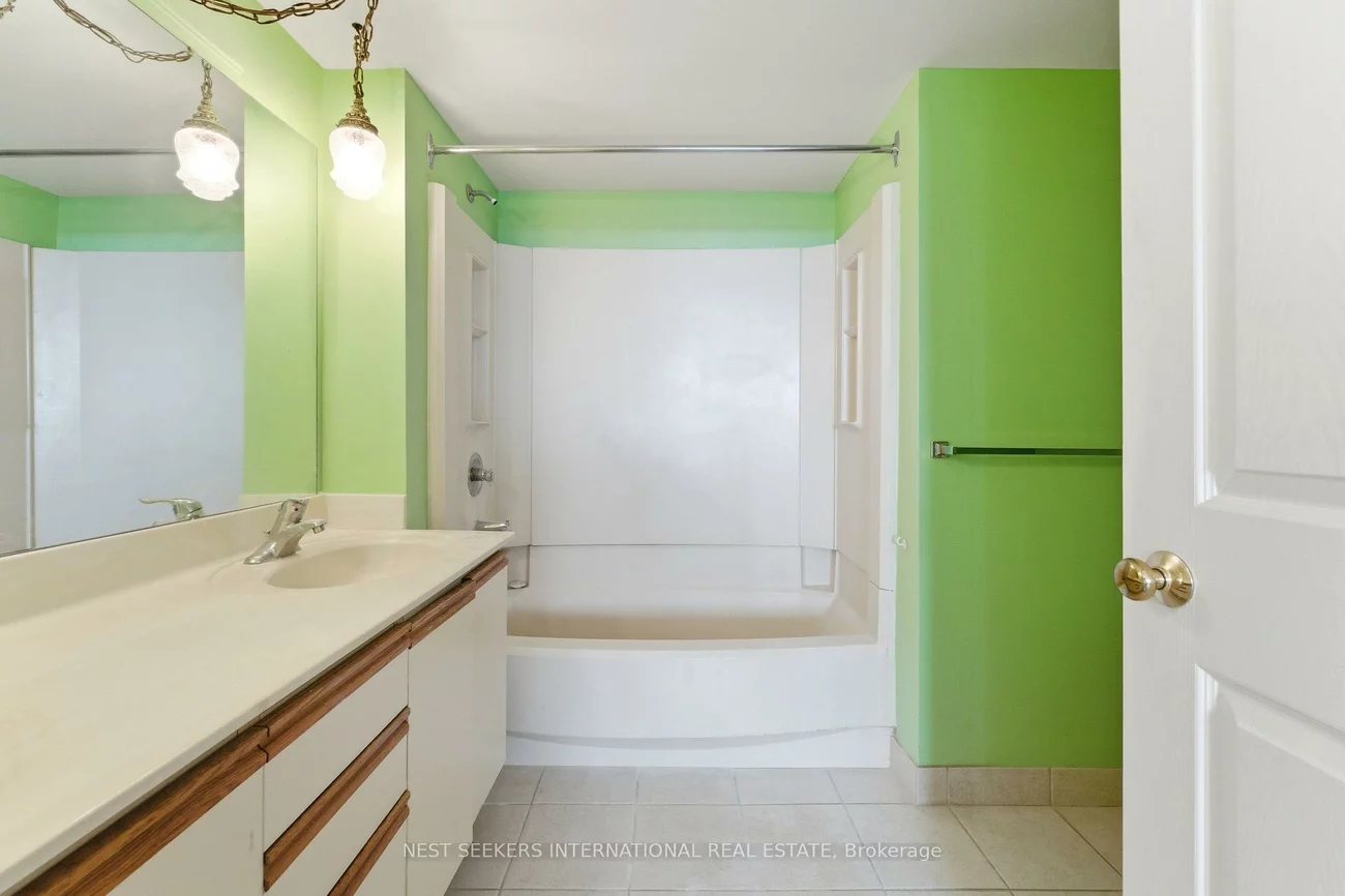880, Dundas, Erindale, Mississauga