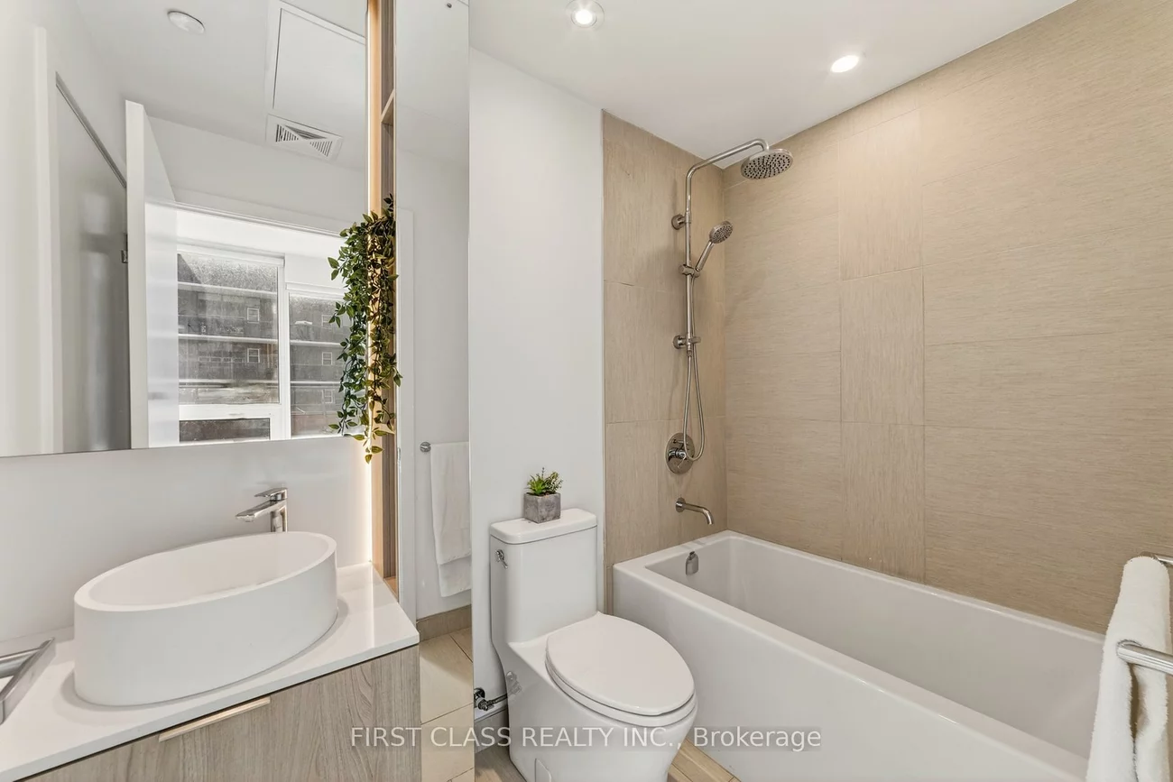 28, ANN, Port Credit, Mississauga