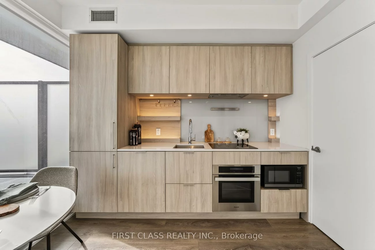 28, ANN, Port Credit, Mississauga