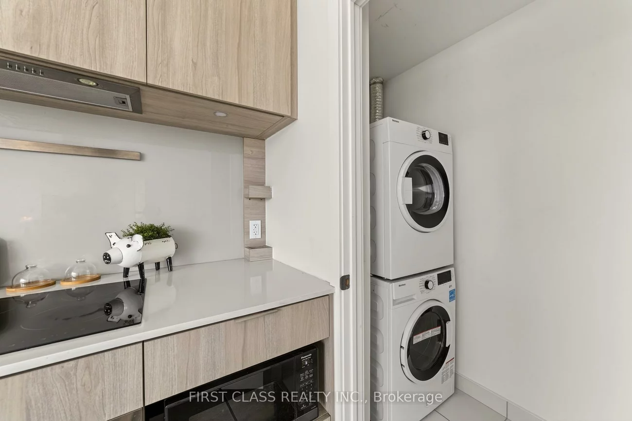 28, ANN, Port Credit, Mississauga