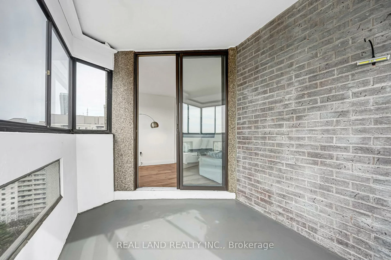 50, Elm, Mississauga Valleys, Mississauga