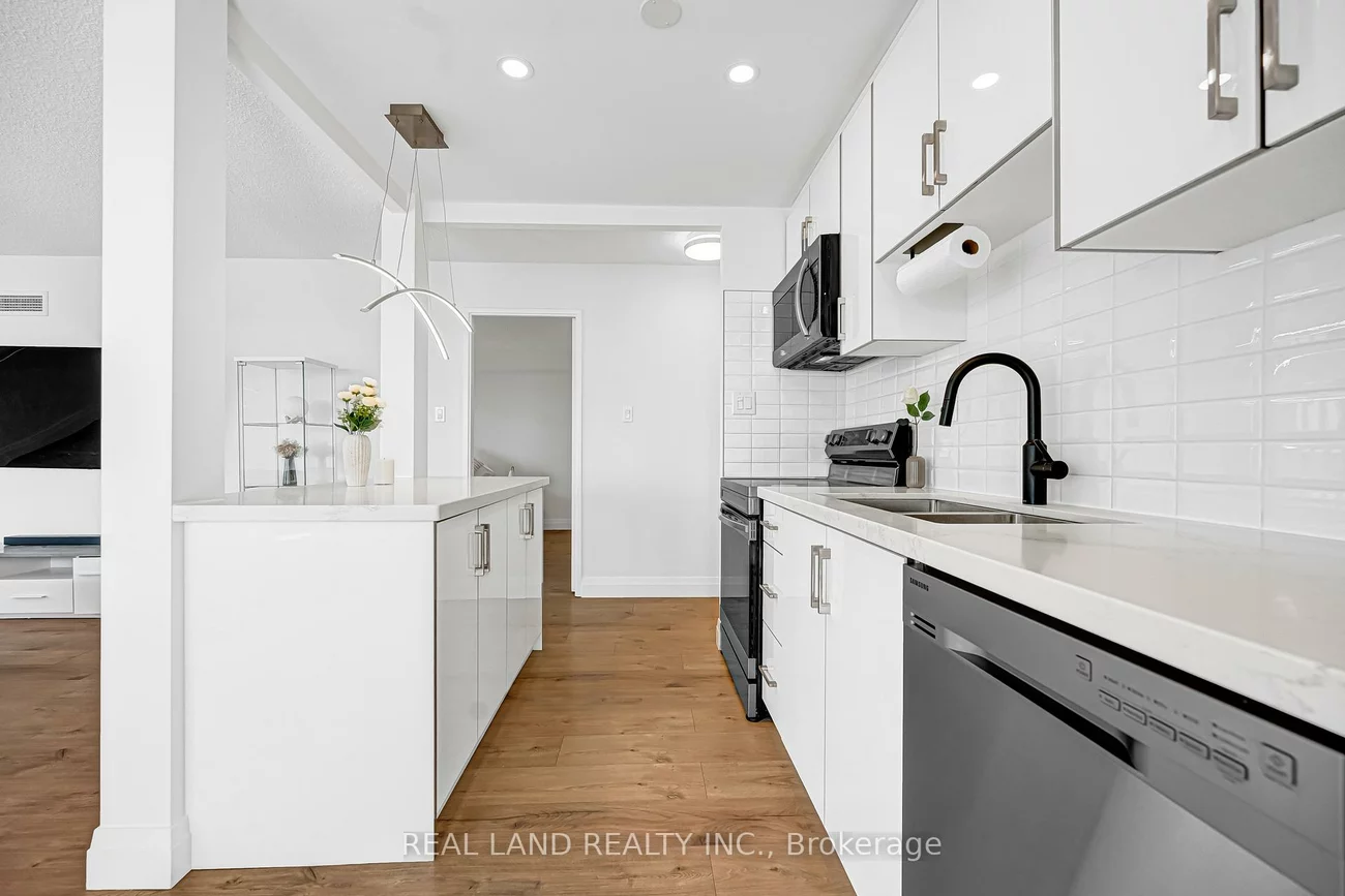 50, Elm, Mississauga Valleys, Mississauga