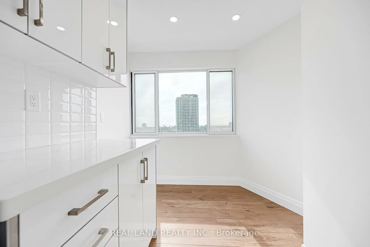 50, Elm, Mississauga Valleys, Mississauga