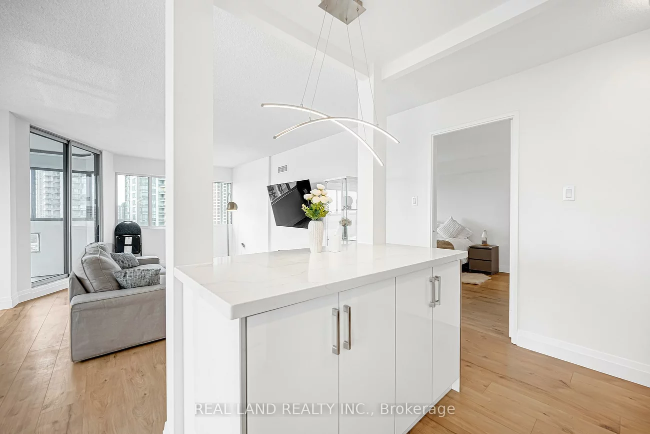 50, Elm, Mississauga Valleys, Mississauga