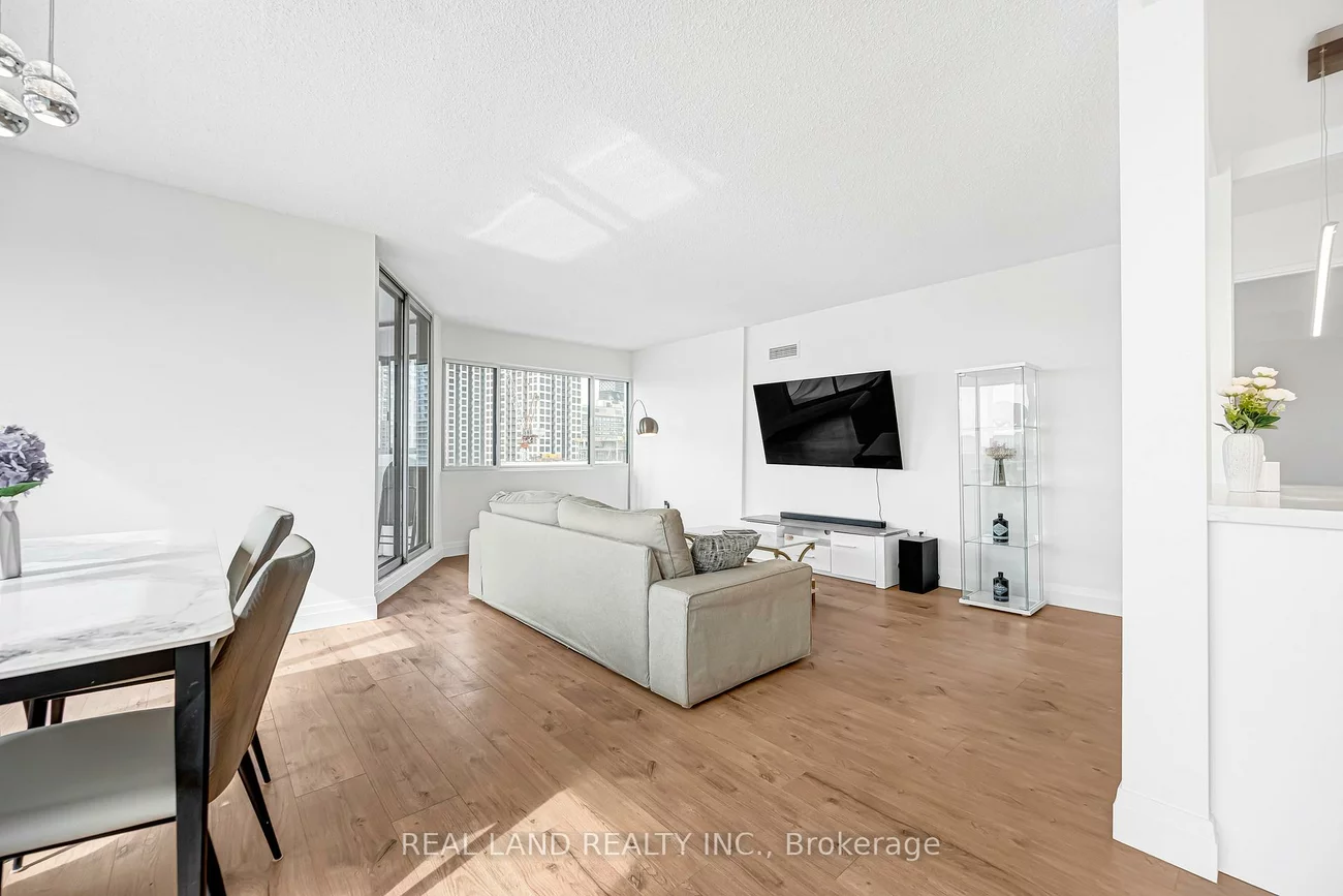 50, Elm, Mississauga Valleys, Mississauga