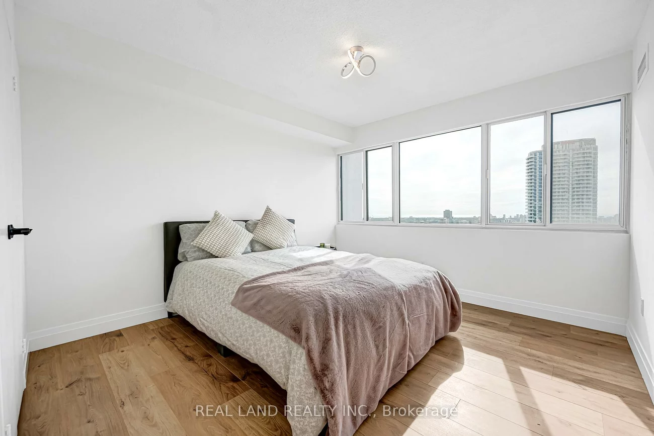 50, Elm, Mississauga Valleys, Mississauga