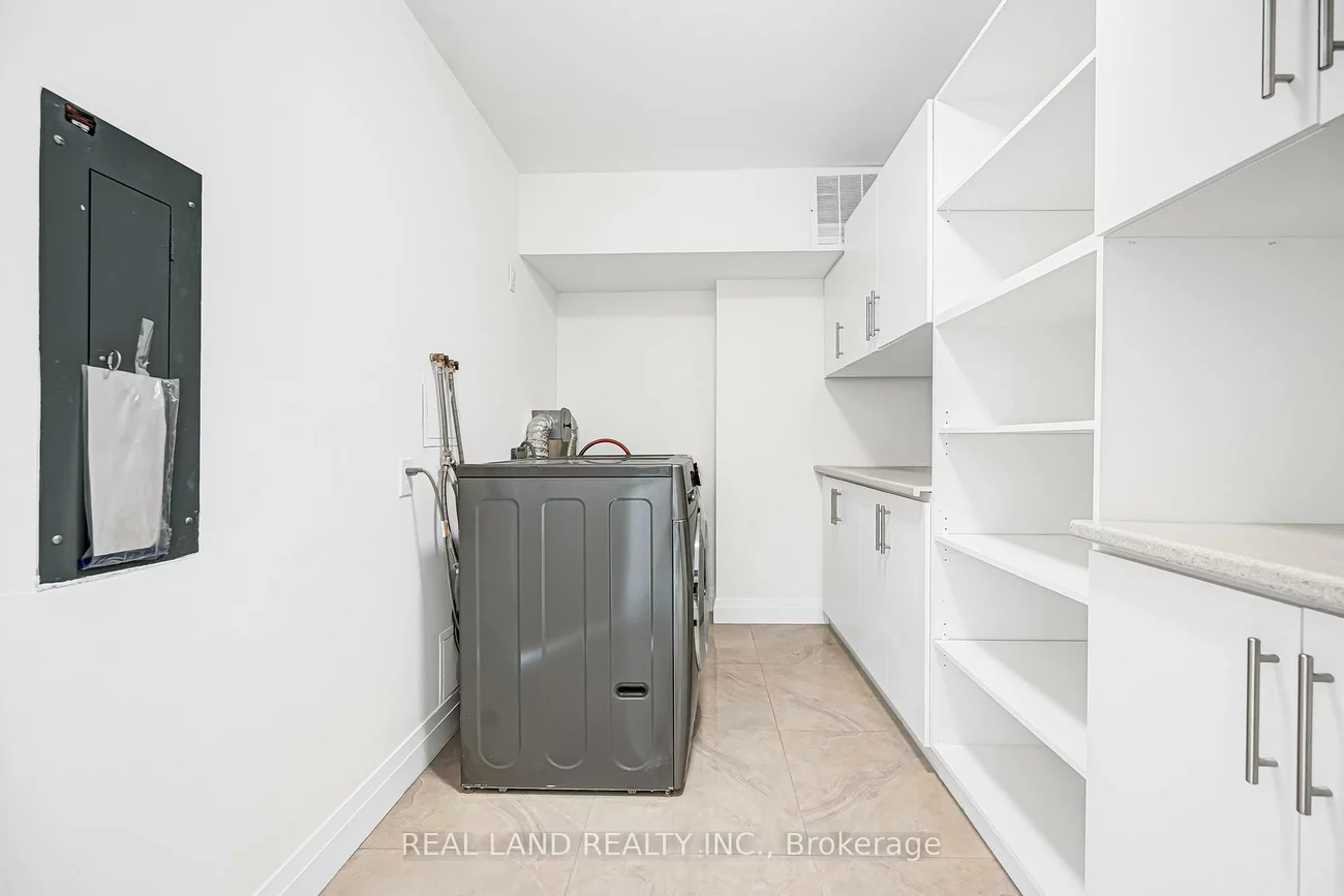 50, Elm, Mississauga Valleys, Mississauga