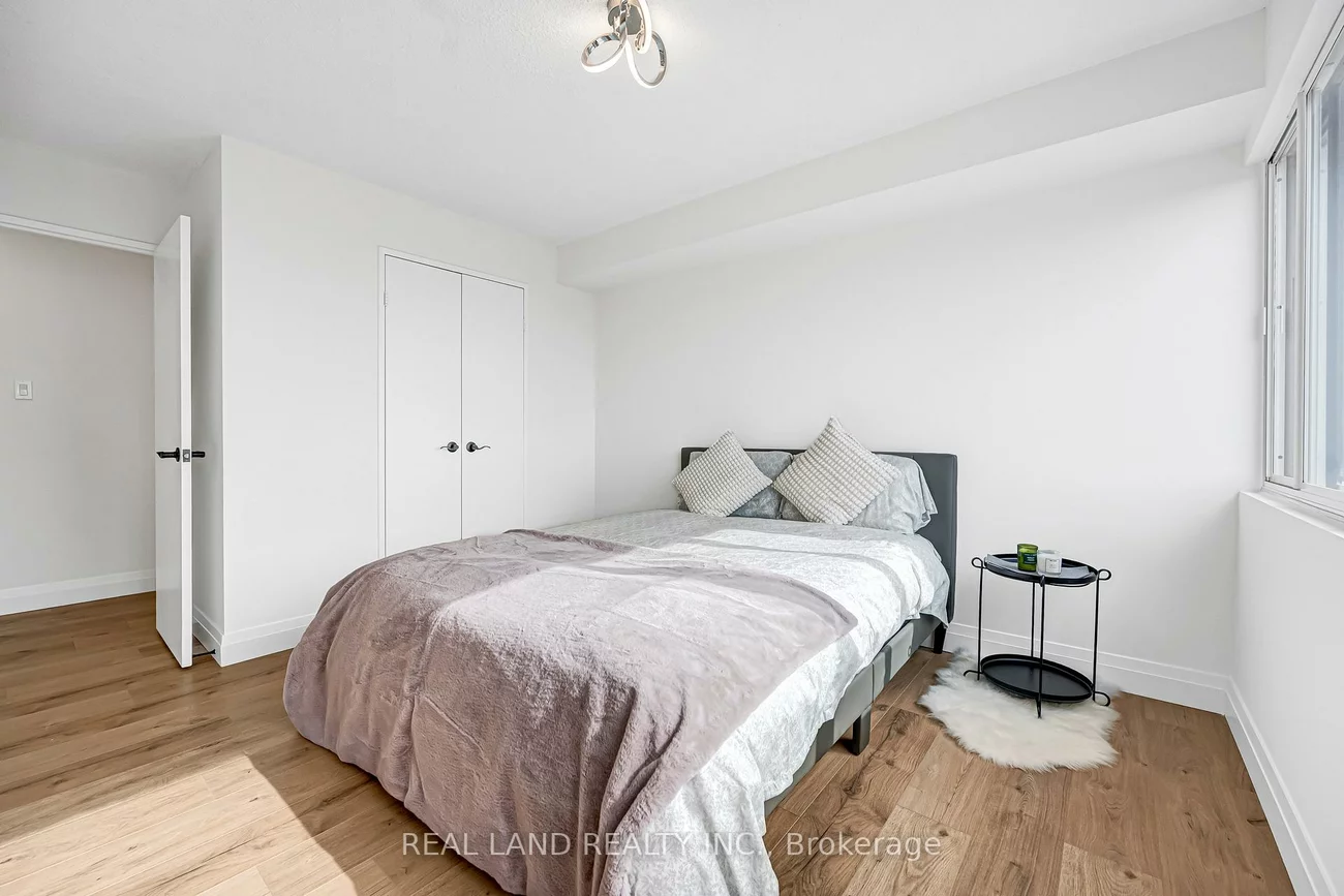 50, Elm, Mississauga Valleys, Mississauga