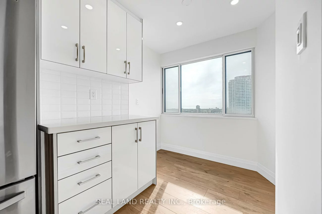 50, Elm, Mississauga Valleys, Mississauga