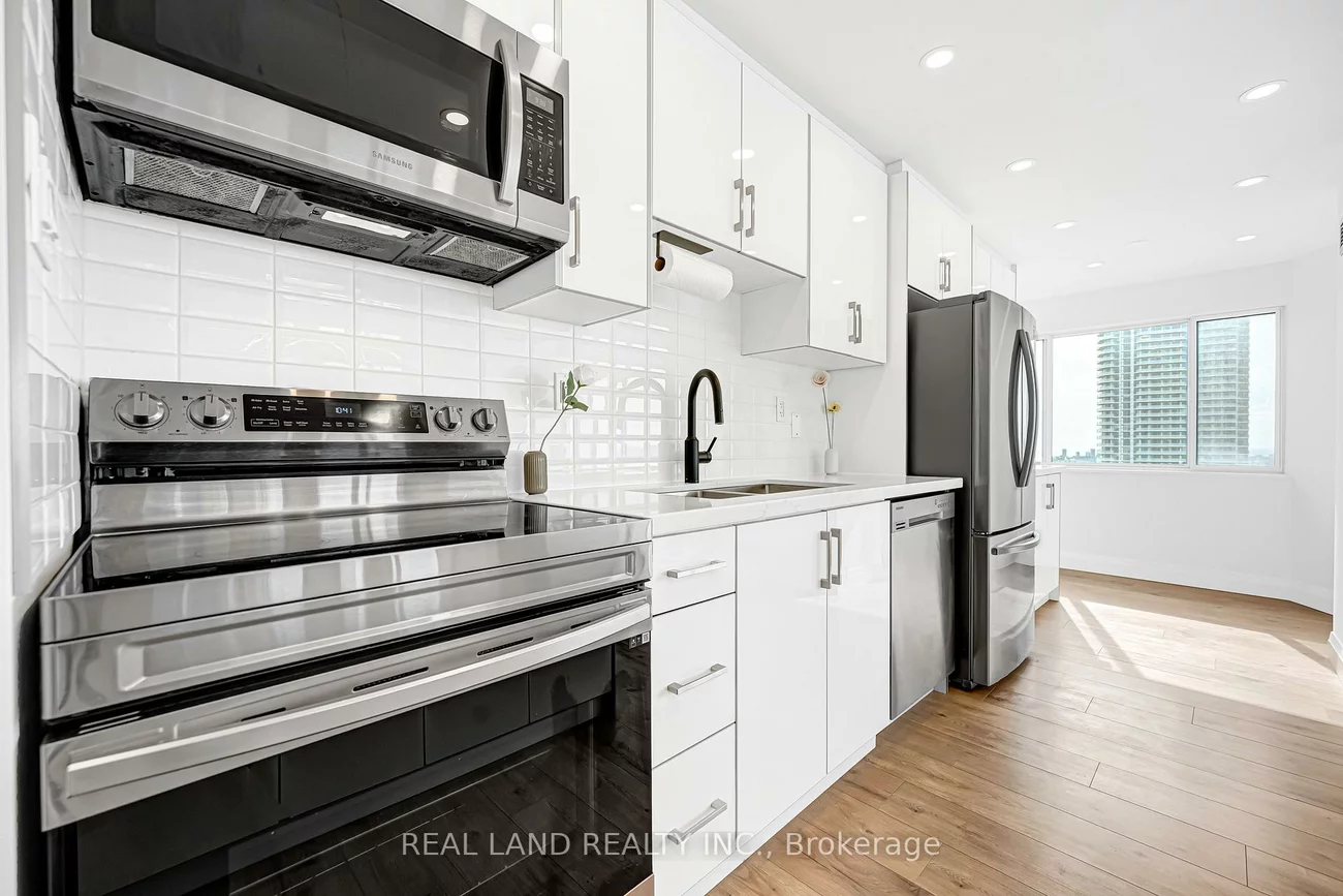 50, Elm, Mississauga Valleys, Mississauga