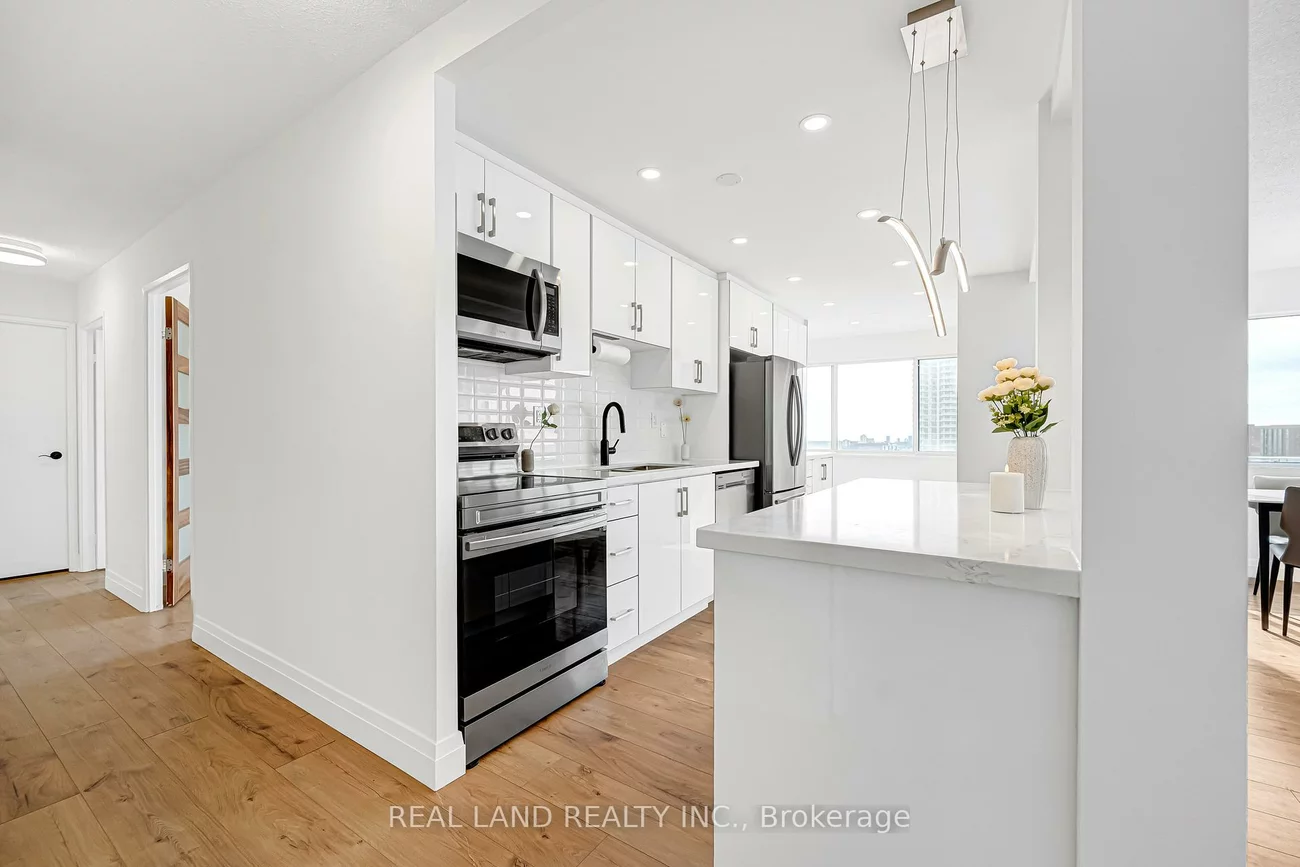 50, Elm, Mississauga Valleys, Mississauga