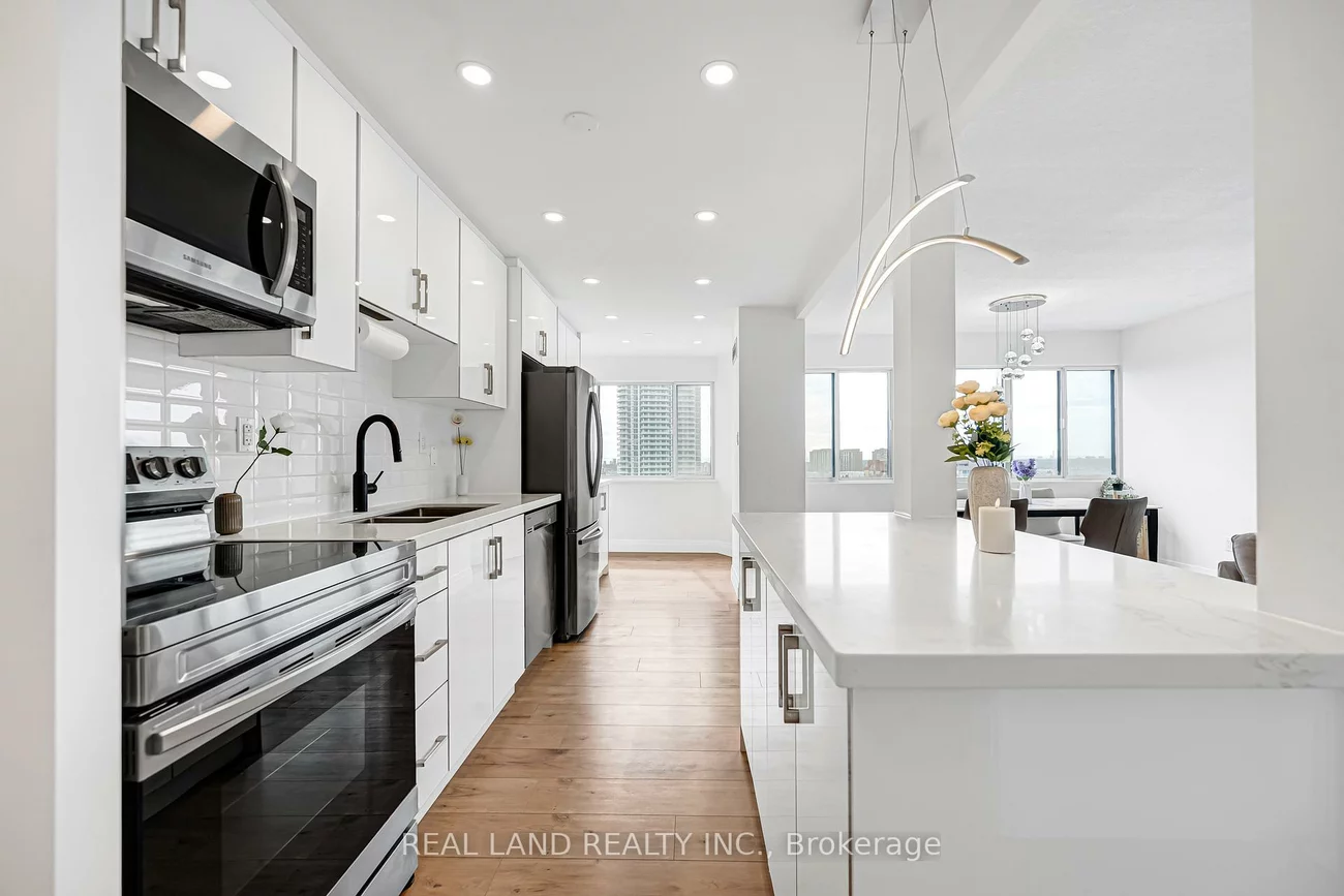 50, Elm, Mississauga Valleys, Mississauga