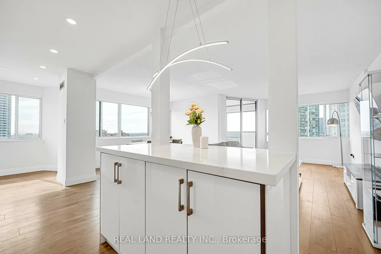 50, Elm, Mississauga Valleys, Mississauga