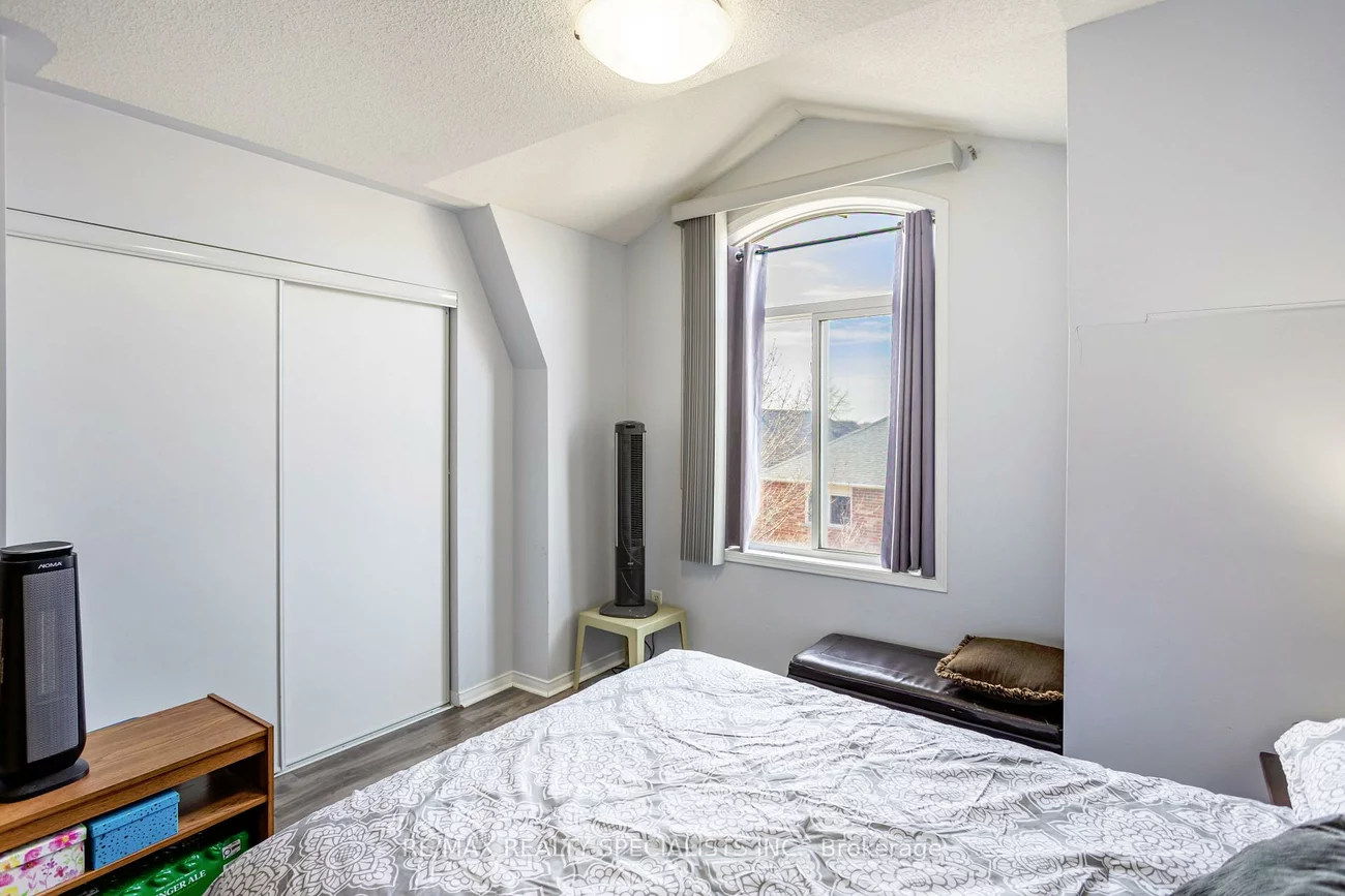 50, Strathaven, Hurontario, Mississauga