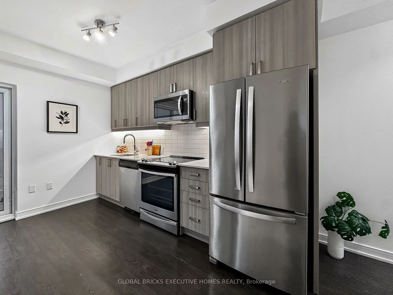 8, Nahani, Hurontario, Mississauga