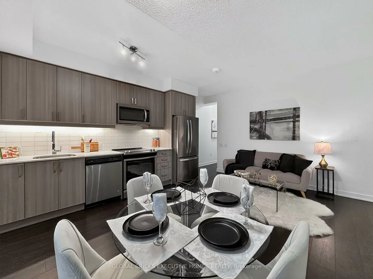 8, Nahani, Hurontario, Mississauga