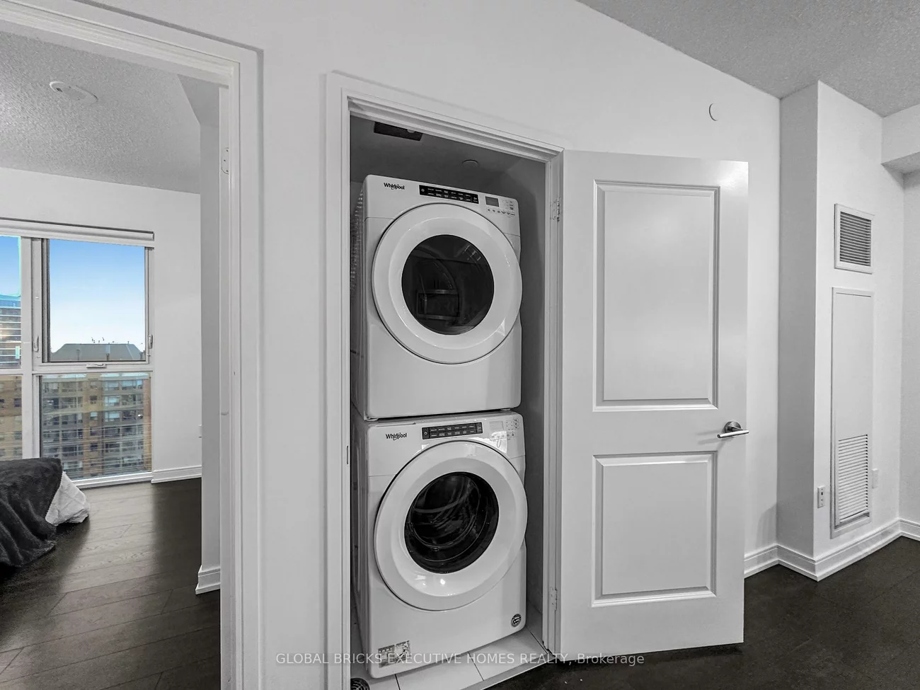 8, Nahani, Hurontario, Mississauga