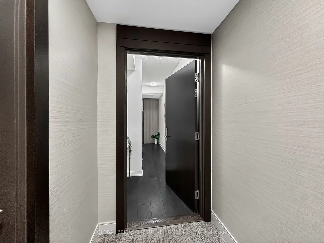 8, Nahani, Hurontario, Mississauga