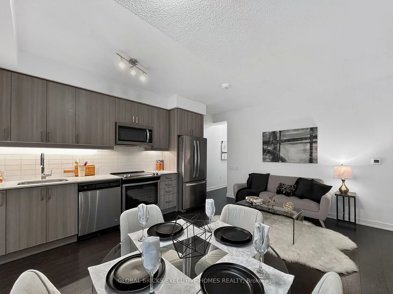 8, Nahani, Hurontario, Mississauga