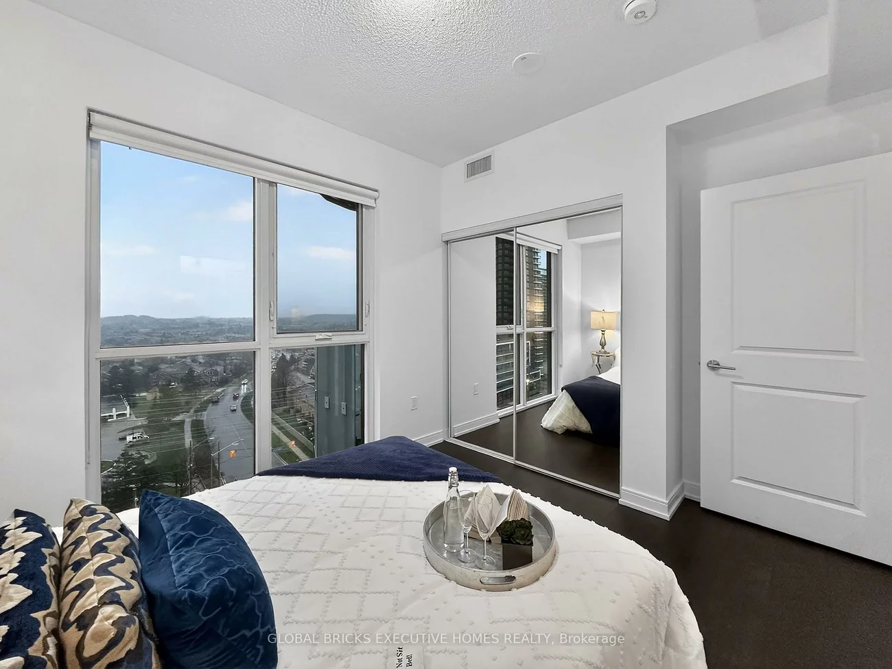 8, Nahani, Hurontario, Mississauga