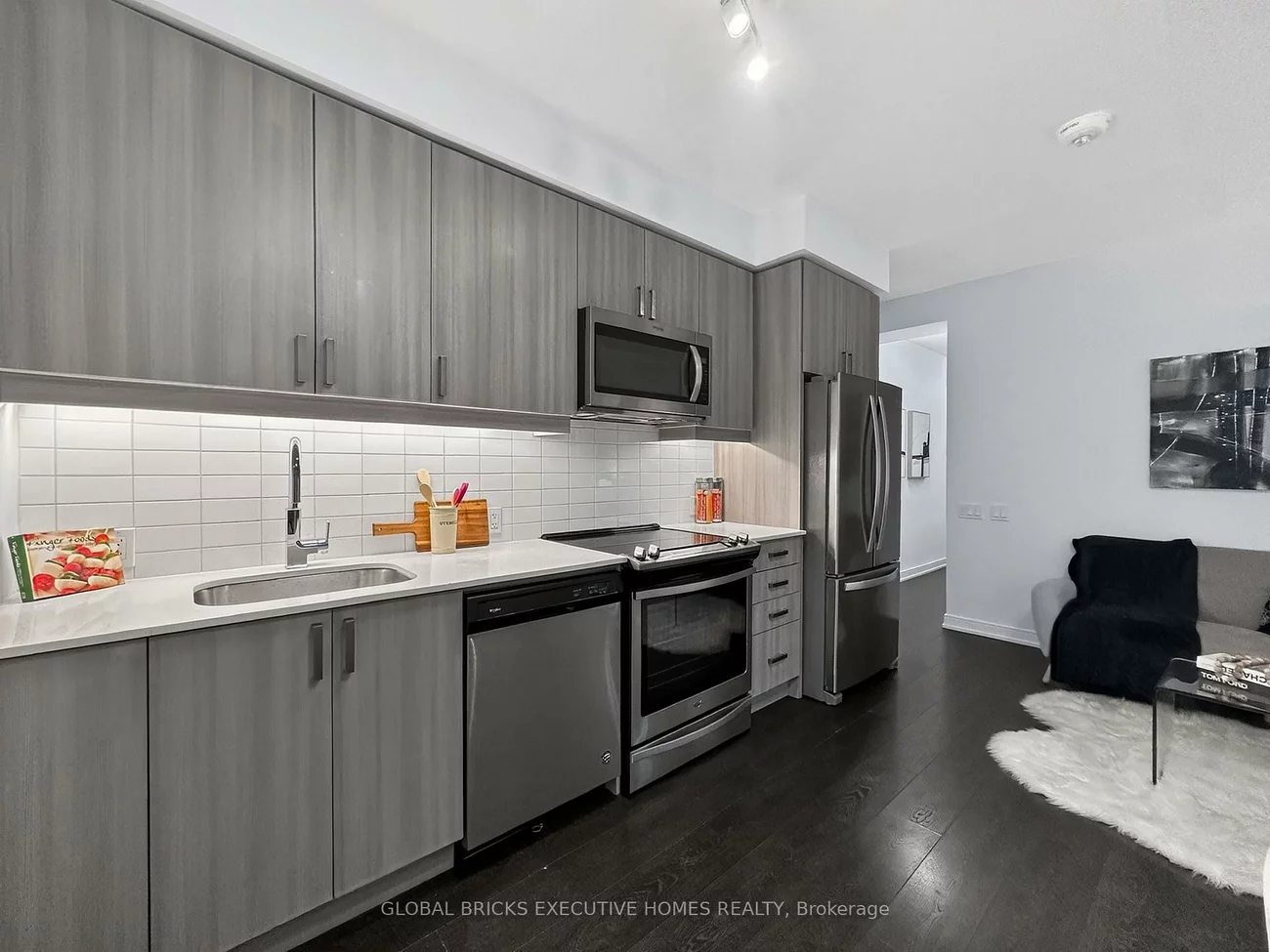 8, Nahani, Hurontario, Mississauga
