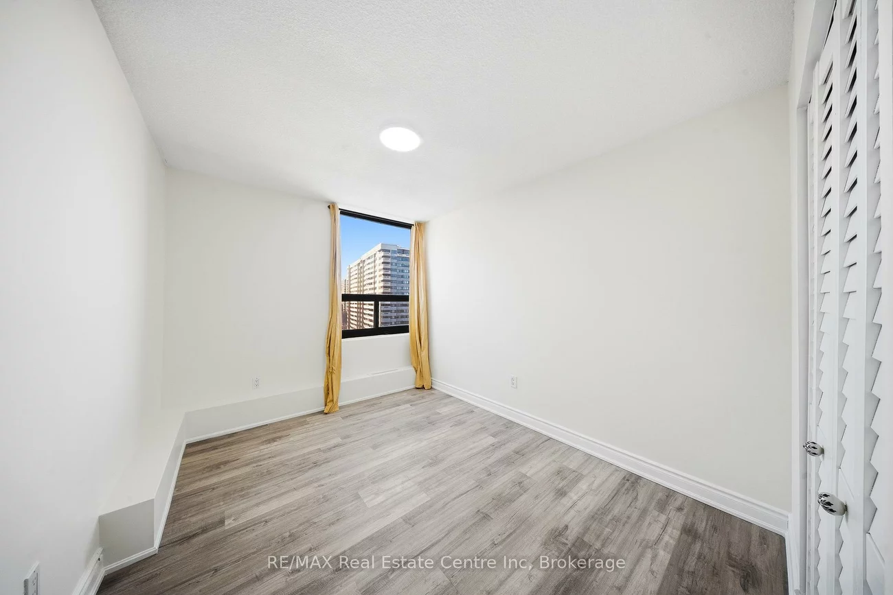 20, Mississauga Valley, Mississauga Valleys, Mississauga