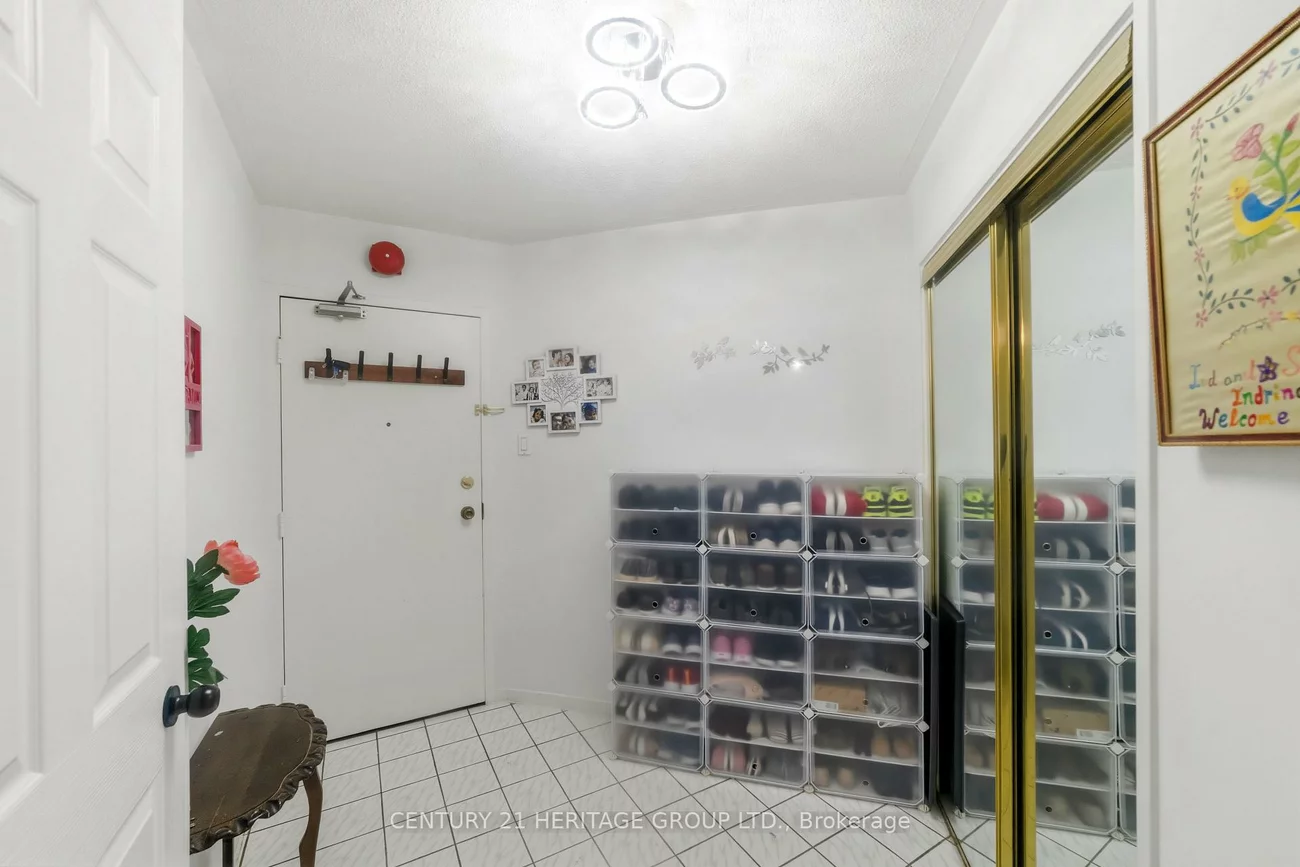 2323, Confederation, Cooksville, Mississauga