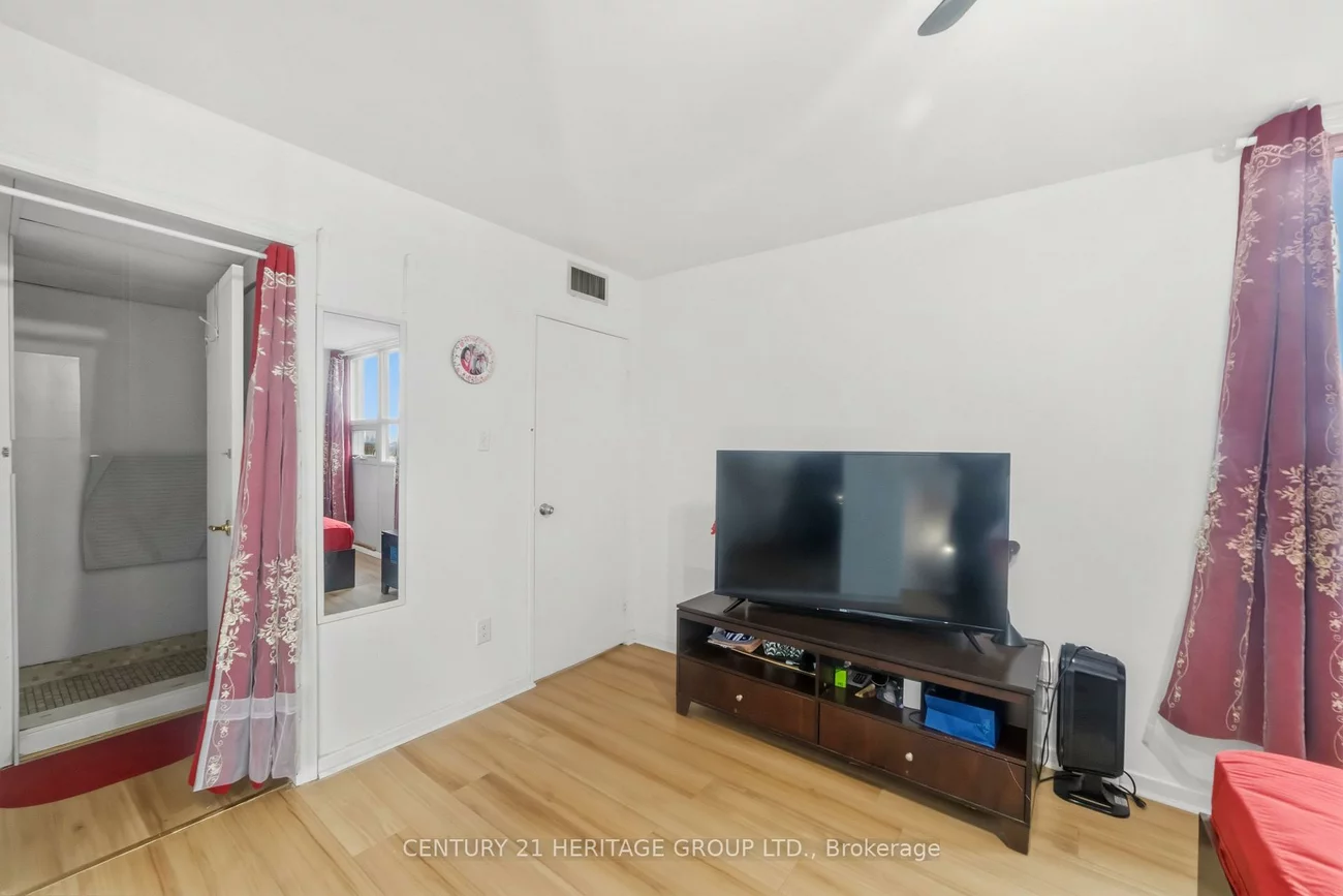 2323, Confederation, Cooksville, Mississauga