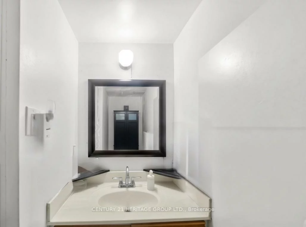 2323, Confederation, Cooksville, Mississauga