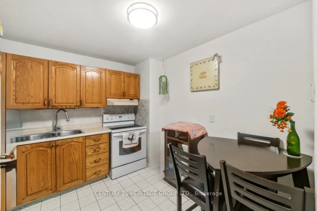 2323, Confederation, Cooksville, Mississauga