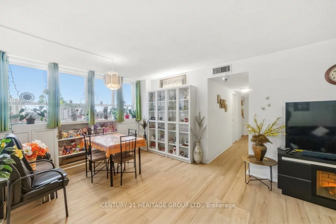 2323, Confederation, Cooksville, Mississauga