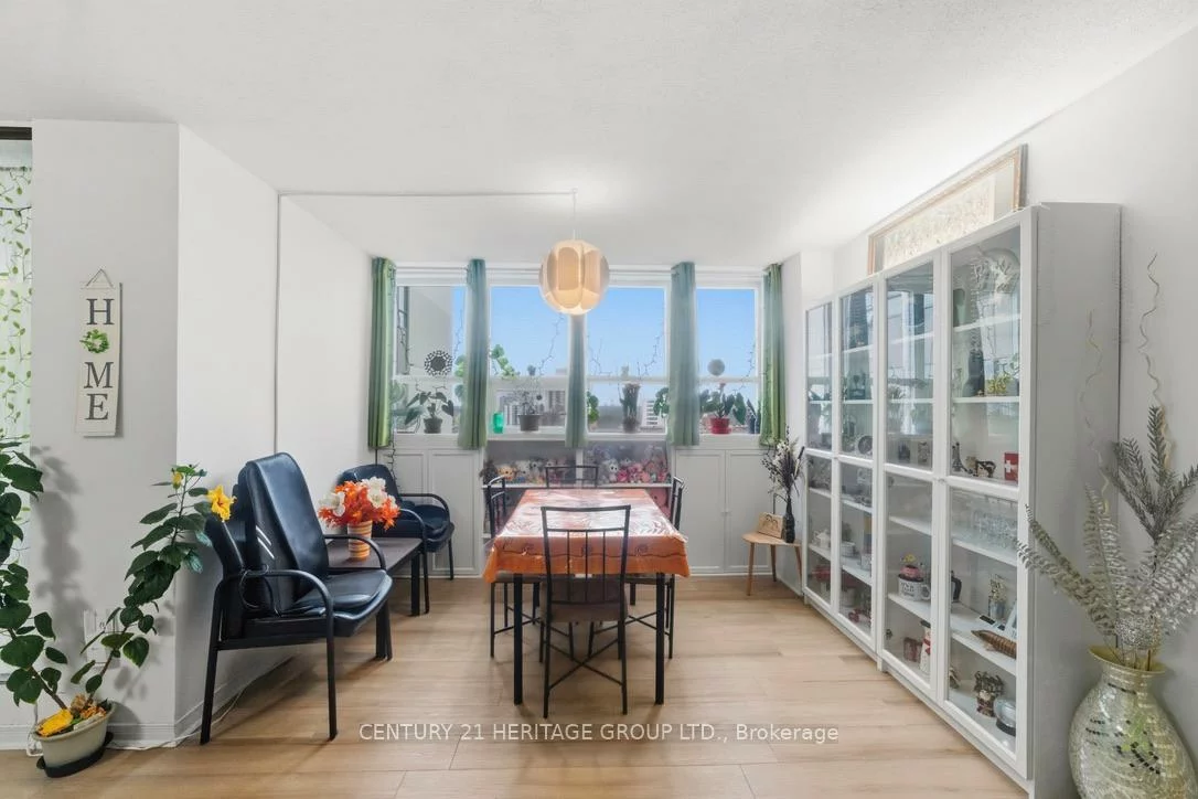 2323, Confederation, Cooksville, Mississauga