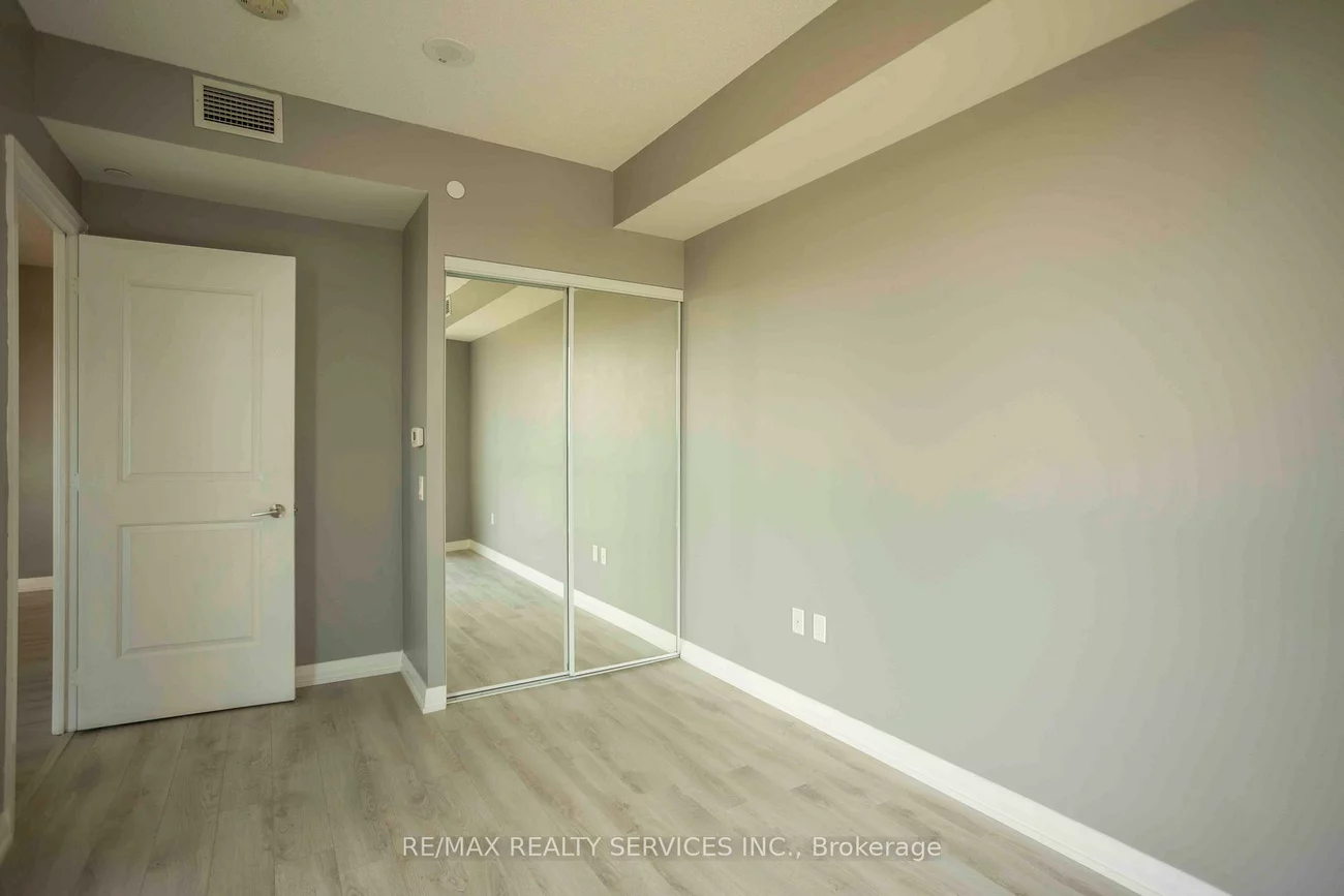 35, Watergarden, Hurontario, Mississauga