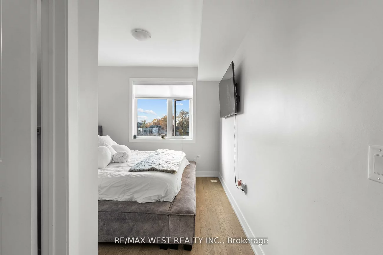 1062, Douglas McCurdy, Lakeview, Mississauga